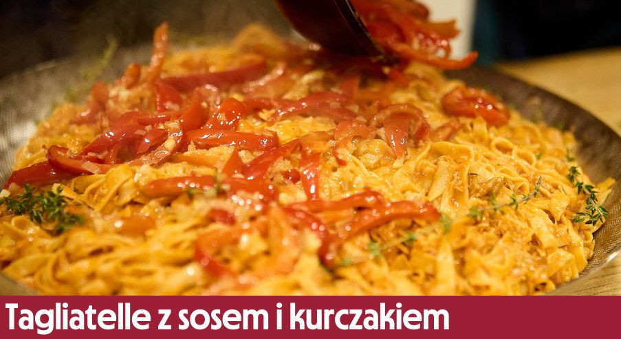 Tagliatelle z sosem paprykowym i kurczakiem – kolorowe i smaczne danie