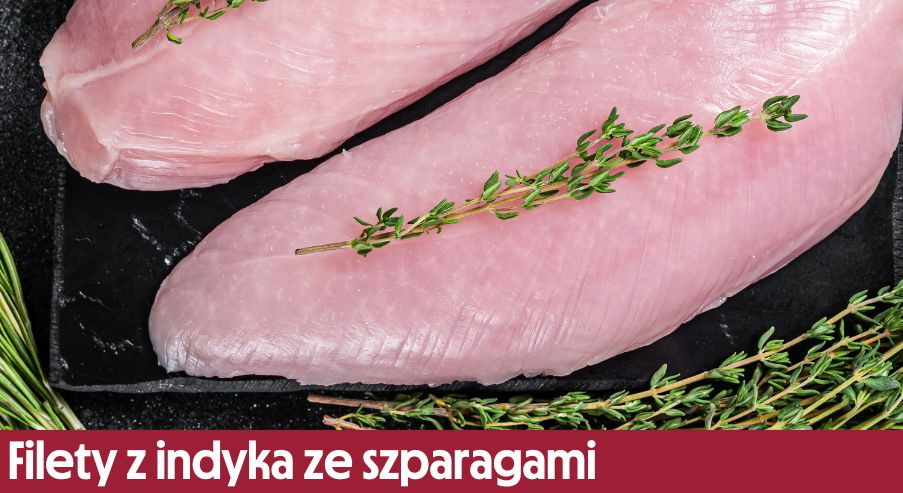 Filety z indyka ze szparagami, pomidorkami cherry i boczkiem – pomysł na obiad