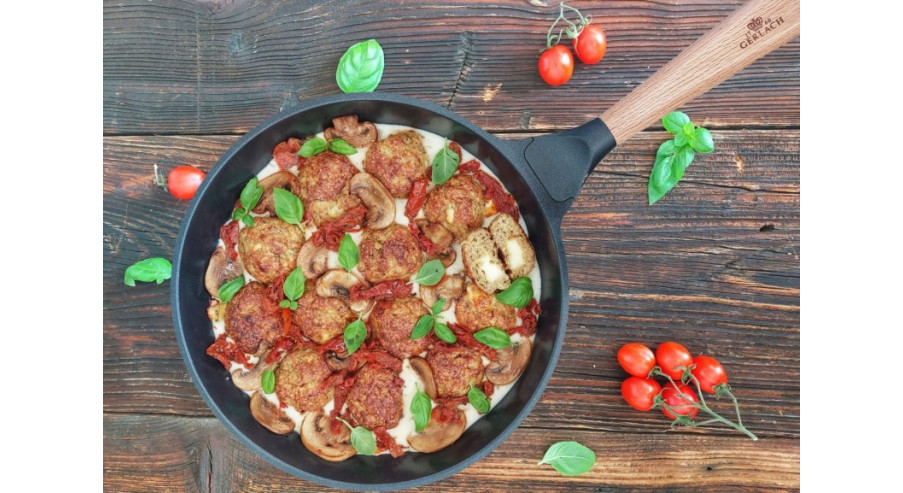 Pieczone klopsiki w serowym sosie z pieczarkami i suszonymi pomidorami – przepis na obiad