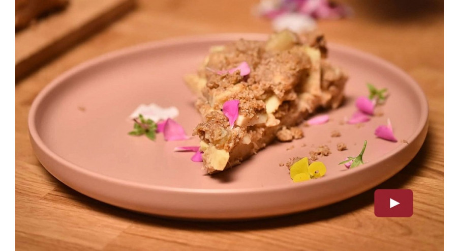 Szarlotka na chlebowym spodzie z owsianą kruszonką – przepis w zdrowszej wersji!