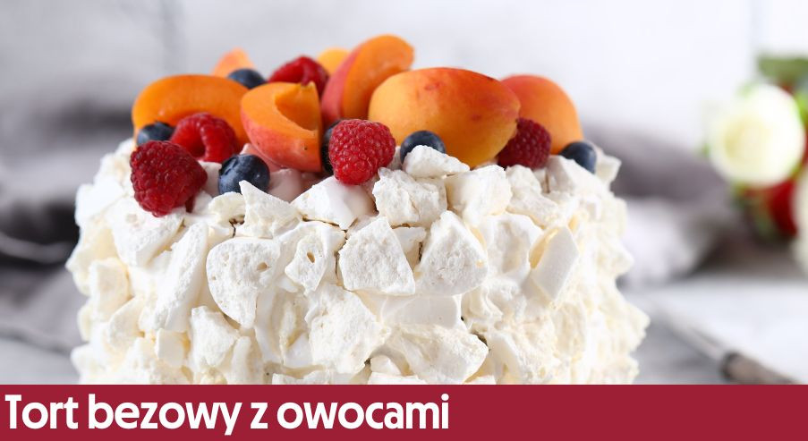 Tort bezowy z owocami – ciasto do kawy i na urodziny
